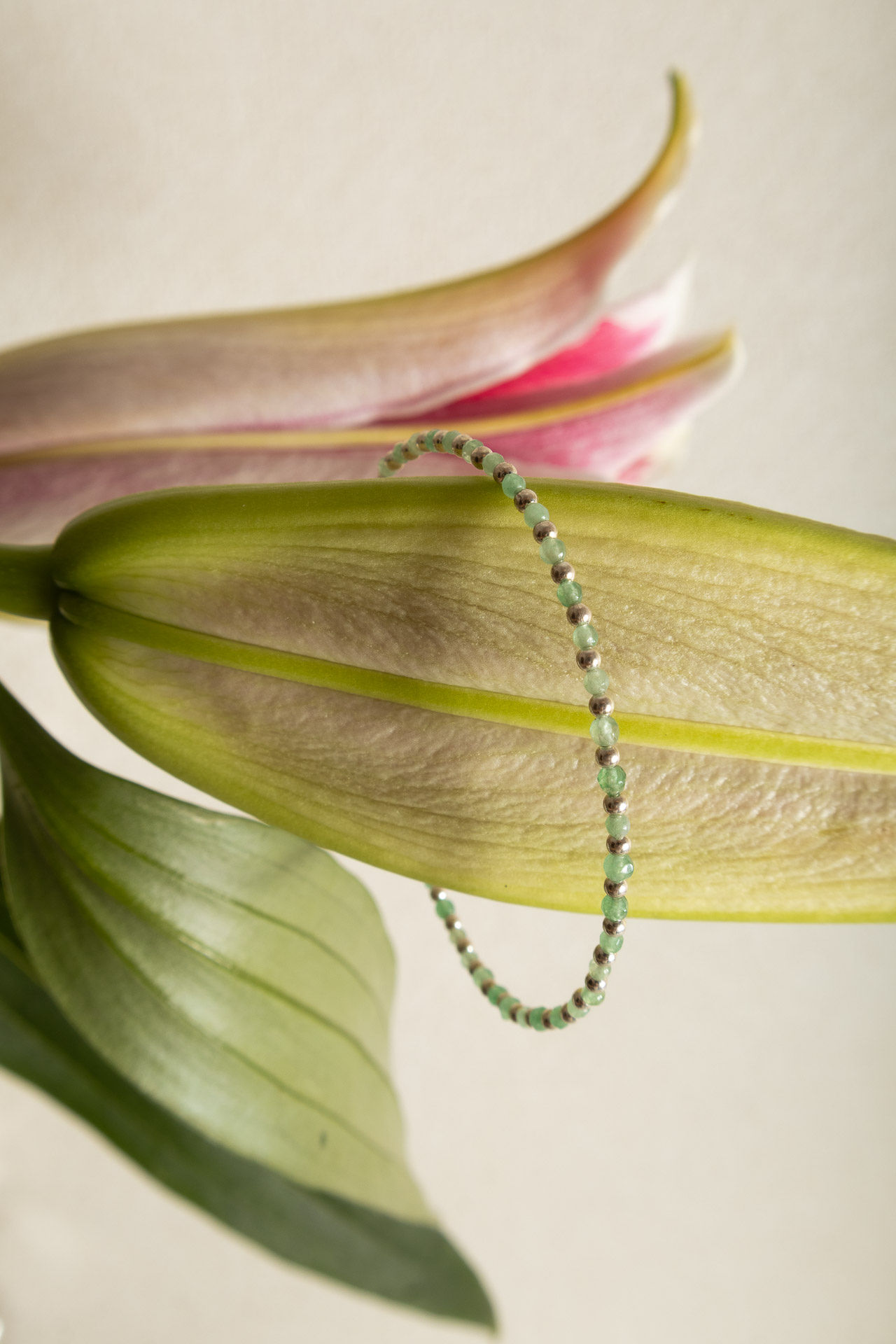 PULSEIRA CALCEDÔNIA COM BOLINHAS NA PRATA LISA