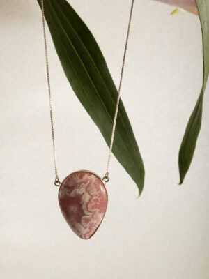 COLAR AUTORAL EM RODOCROSITA