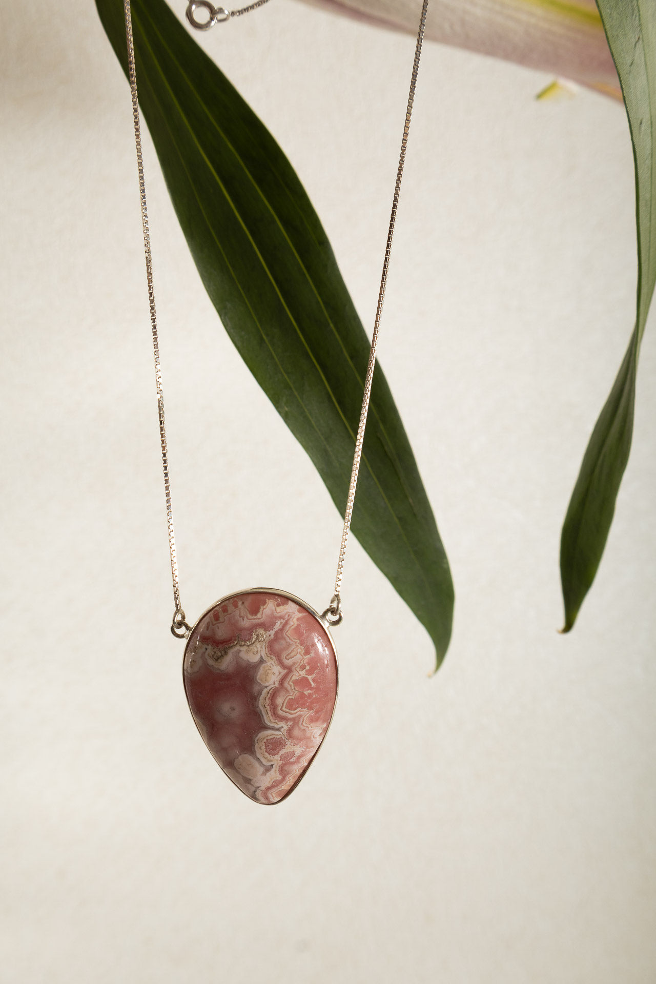 COLAR AUTORAL EM RODOCROSITA