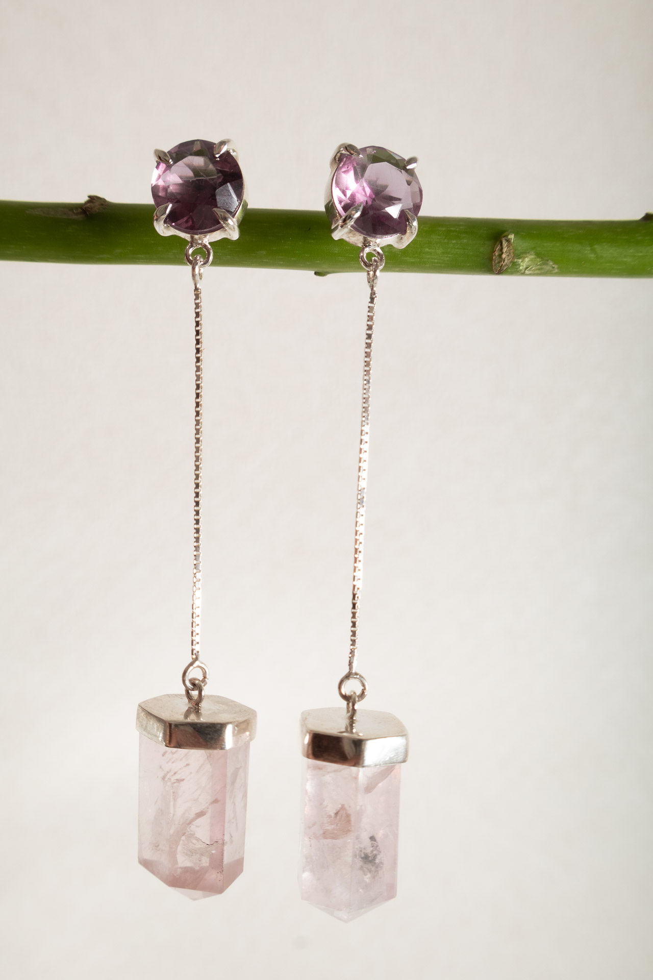 BRINCO AUTORAL BASE EM AMETISTA COM PÊNDULO DE QUARTZO ROSA NA PONTA