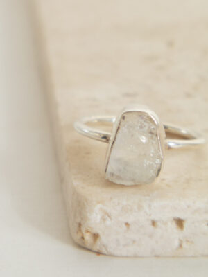 ANEL PEDRA DA LUA BRUTA PRATA 925