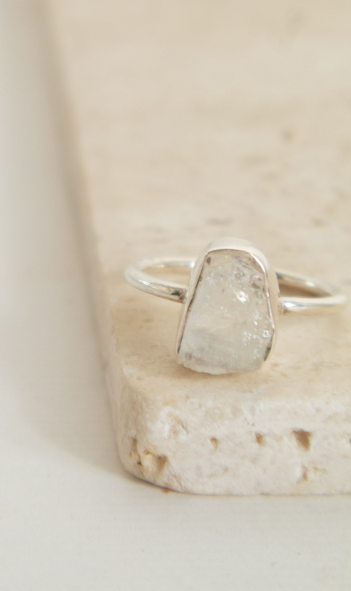 ANEL PEDRA DA LUA BRUTA PRATA 925