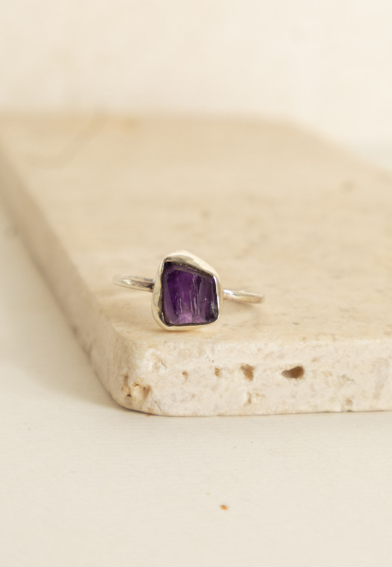 ANEL AMETISTA BRUTA PRATA 925