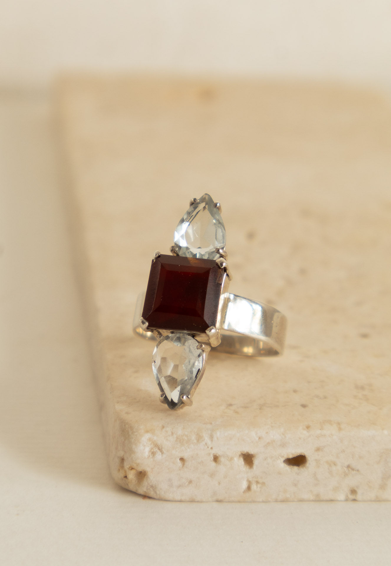 ANEL AUTORAL 3 PEDRAS CORNALINA COM TOPÁZIO AZUL