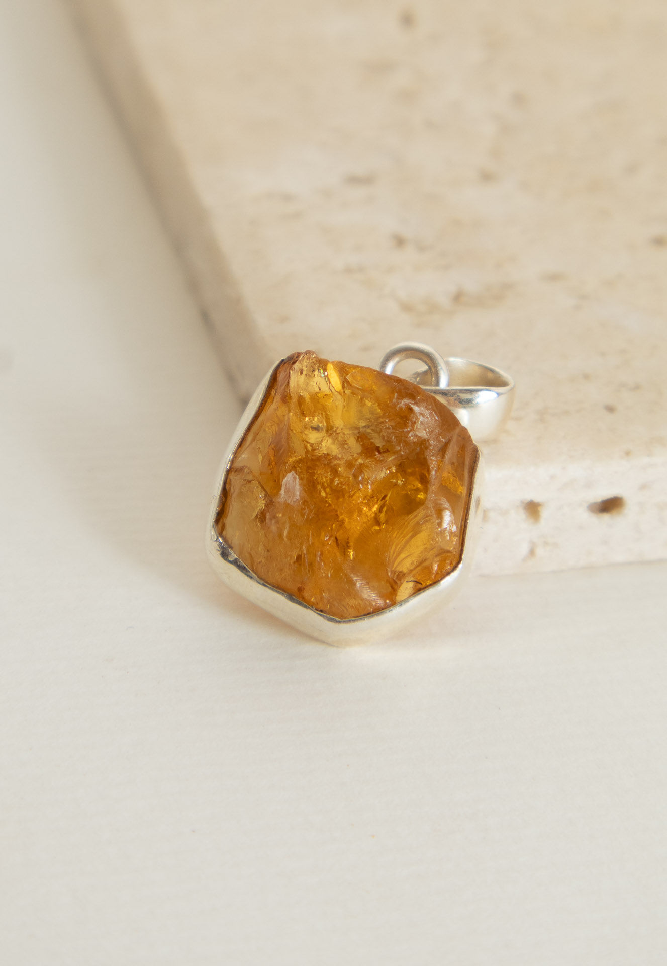 PINGENTE CITRINO BRUTO NA PRATA 925