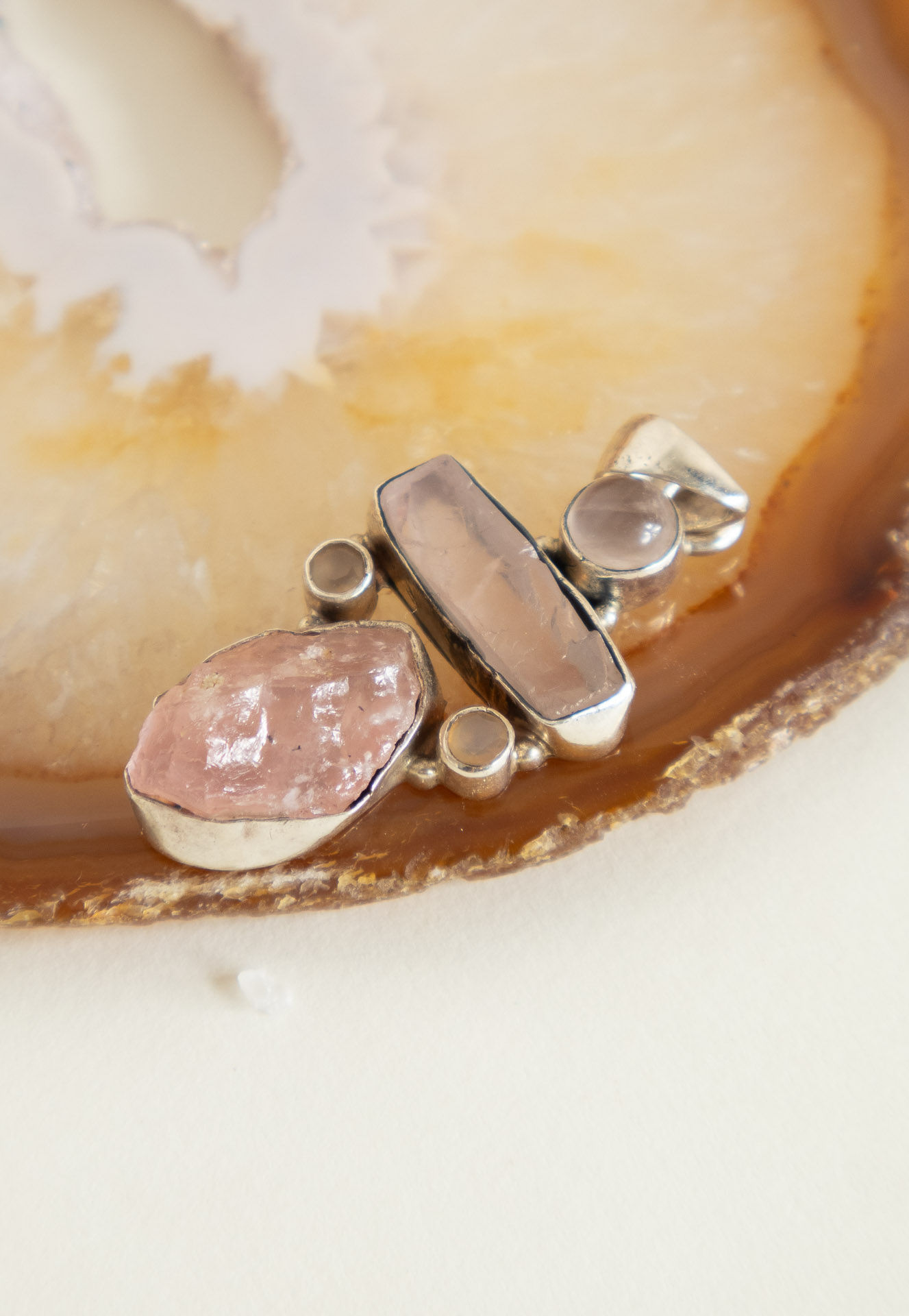PINGENTE 5 PEDRAS BRUTAS E LAPIDADAS QUARTZO ROSA