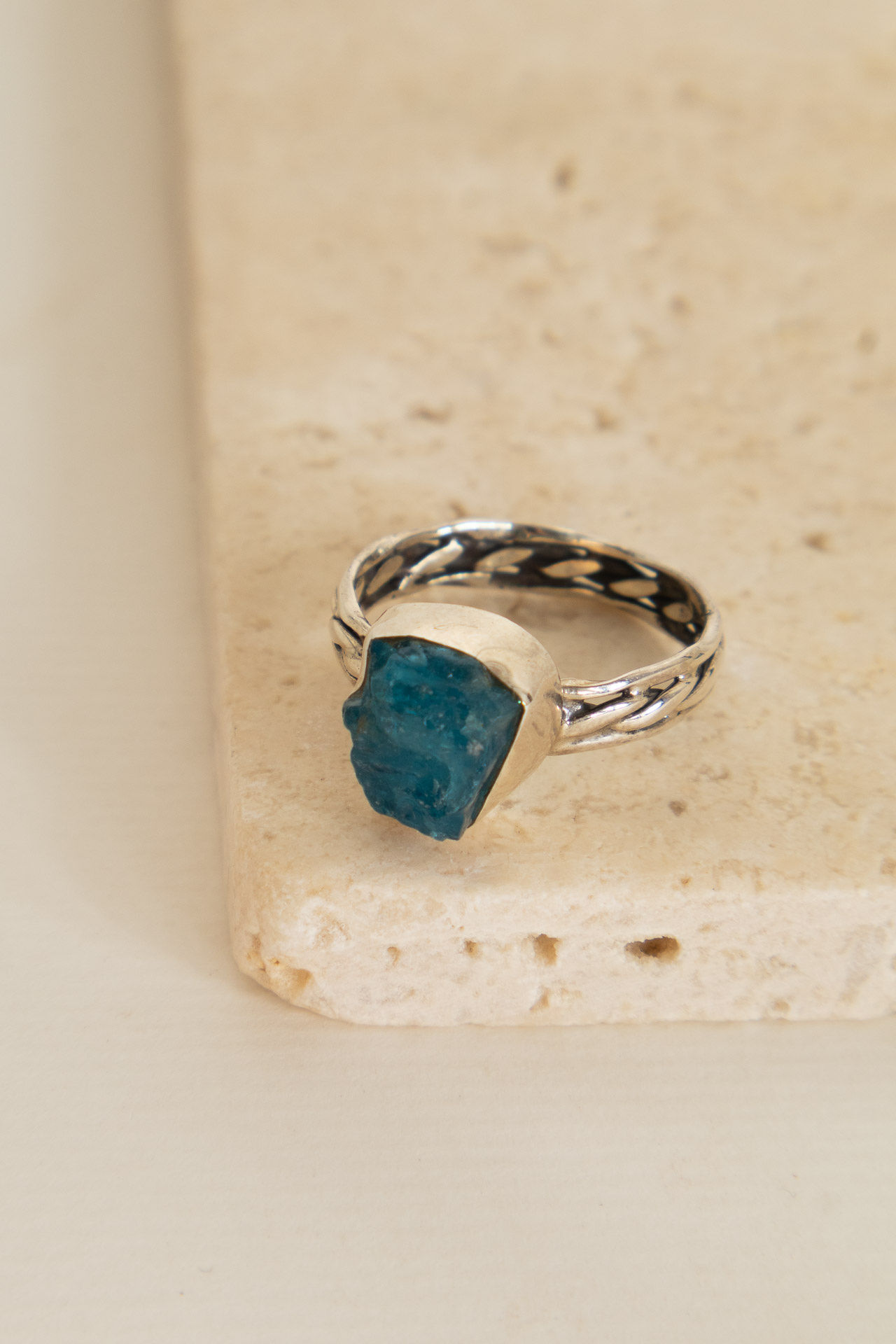 ANEL TRANÇADO APATITA BRUTA