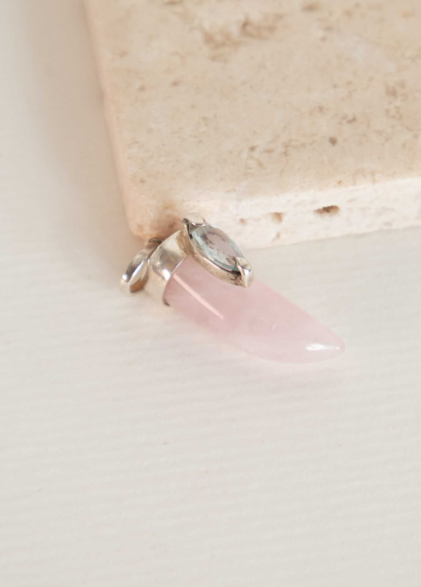 PINGENTE AUTORAL DENTE QUARTZO ROSA COM TOPÁZIO AZUL